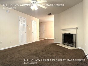 7066 Ravenwood Ln in Stonecrest, GA - Foto de edificio - Building Photo