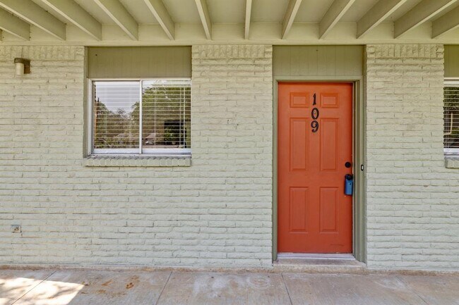 806 E 13th St in Georgetown, TX - Building Photo - Building Photo
