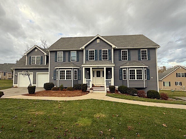 121 Robin Hill Rd in Groton, MA - Building Photo