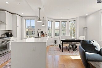447 W Fourth St, Unit 2 in Boston, MA - Foto de edificio - Building Photo