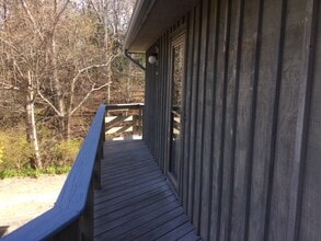 2 Pine Hill Rd in Bourne, MA - Foto de edificio - Building Photo