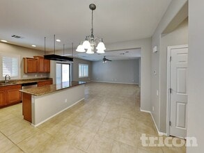 10728 Khalua Ave in Las Vegas, NV - Foto de edificio - Building Photo