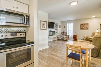 7187 Silver Lake Rd in Linden, MI - Foto de edificio - Building Photo