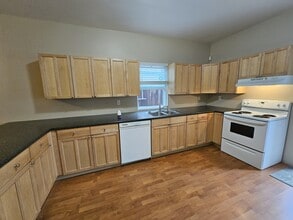 24970 Dewdney Trunk Rd in Maple Ridge, BC - Building Photo - Building Photo