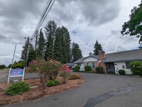 Lynn Lee Manor Apartments in Beaverton, OR - Building Photo - Building Photo