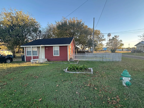 100 N Kerr St in Blooming Grove, TX - Foto de edificio - Building Photo