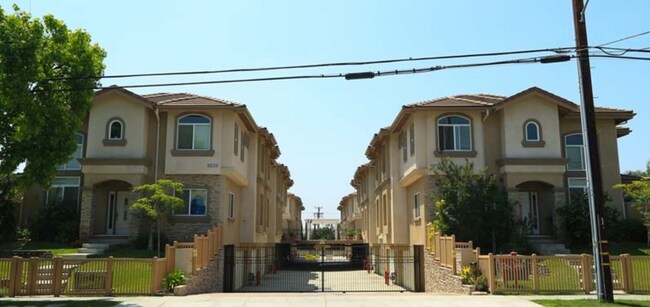 9254 Elm Vista Dr, Unit D in Downey, CA - Building Photo - Building Photo