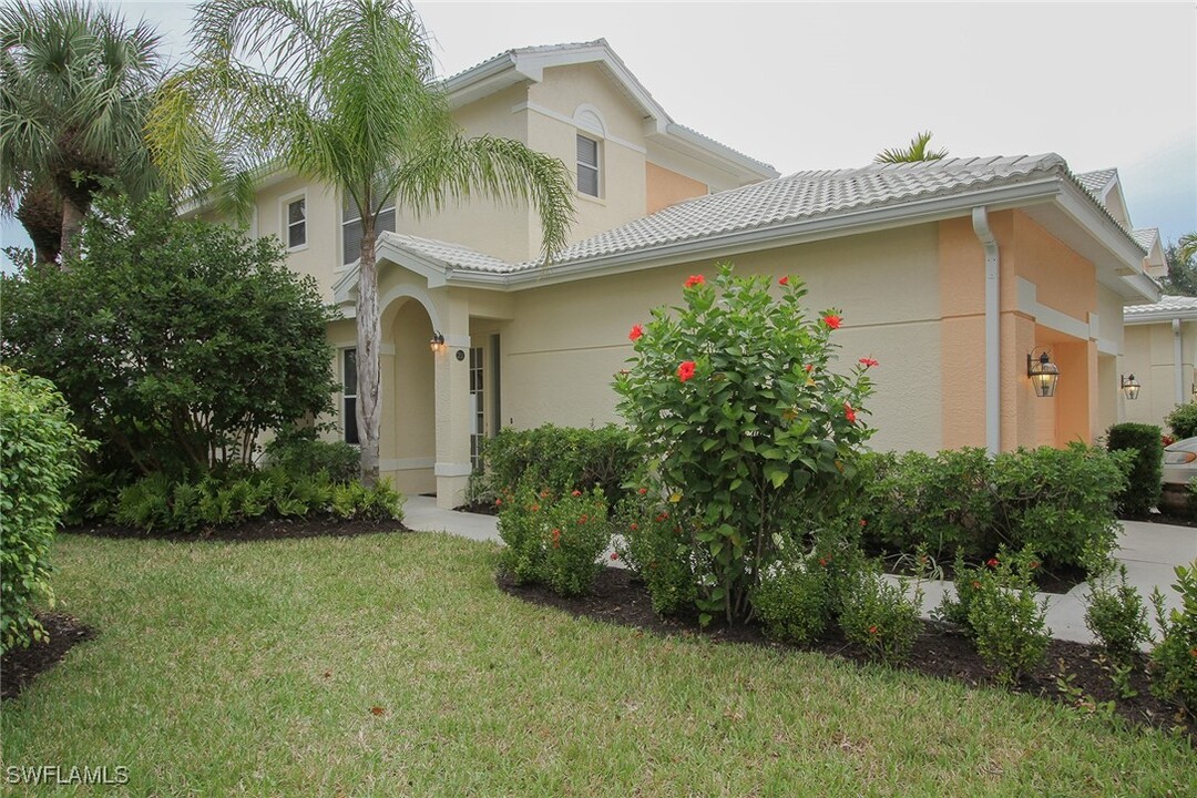 4615 Hawks Nest Dr in Naples, FL - Building Photo