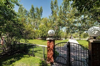 400-4400 Eau Claire Ave SW in Calgary, AB - Building Photo - Building Photo