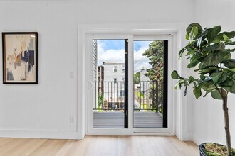 208 Spencer Ave, Unit 7 in Chelsea, MA - Foto de edificio - Building Photo