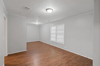 305 S Lancaster St in Granbury, TX - Building Photo - Building Photo