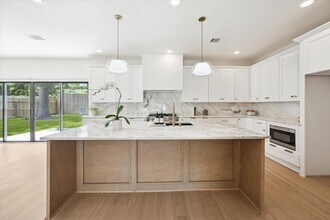 10159 Brinwood Dr in Houston, TX - Building Photo - Building Photo