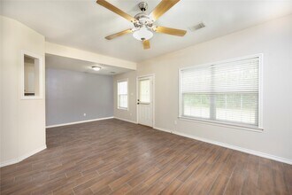 100 Artesian Way in Roman Forest, TX - Building Photo - Building Photo