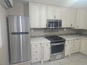 19 Cardinal Ln in East Islip, NY - Foto de edificio - Building Photo