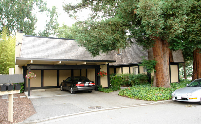 975 Almanor Ct in Lafayette, CA - Foto de edificio - Building Photo