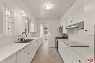 147 S Poinsettia Pl in Los Angeles, CA - Building Photo - Building Photo