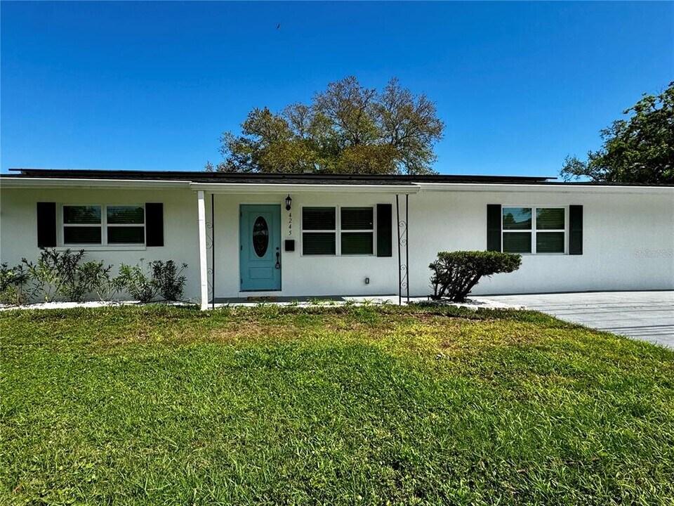 4245 1st St NE in St. Petersburg, FL - Building Photo