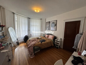 1681 Beacon St, Unit 1 in Brookline, MA - Foto de edificio - Building Photo