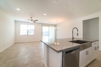 11039 W Pkwy Dr in Tolleson, AZ - Foto de edificio - Building Photo