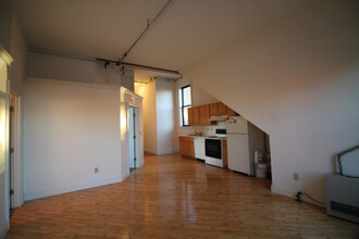 585 Congress St in Portland, ME - Building Photo - Interior Photo