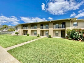 145 Cypress Way E in Naples, FL - Building Photo