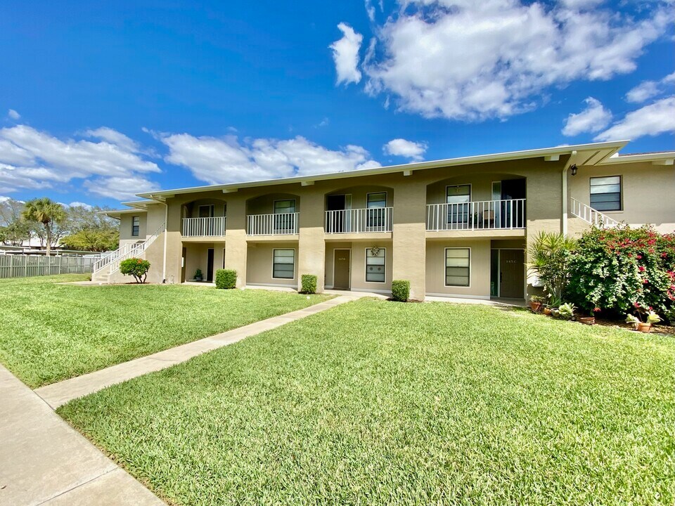 145 Cypress Way E in Naples, FL - Building Photo