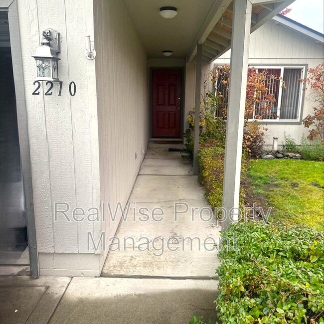 2210 SW Bridge St in Grants Pass, OR - Building Photo - Building Photo