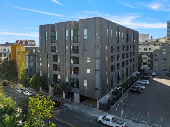 Line Lofts in Hollywood, CA - Foto de edificio - Building Photo