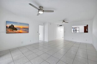 126 S Cypress Rd in Pompano Beach, FL - Building Photo