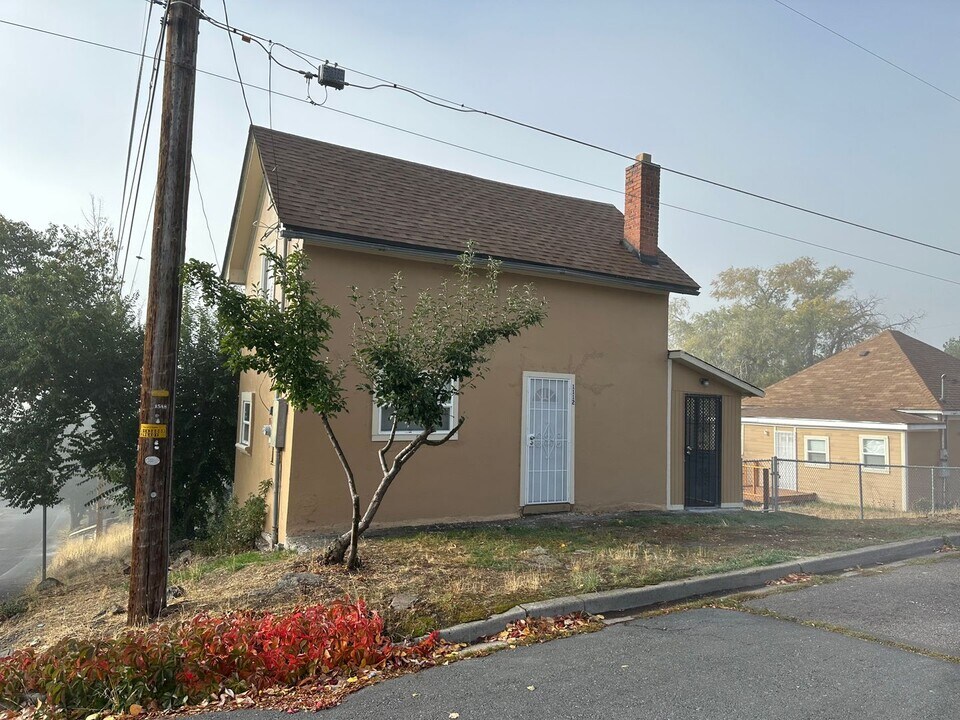 1112 Delta St in Klamath Falls, OR - Building Photo
