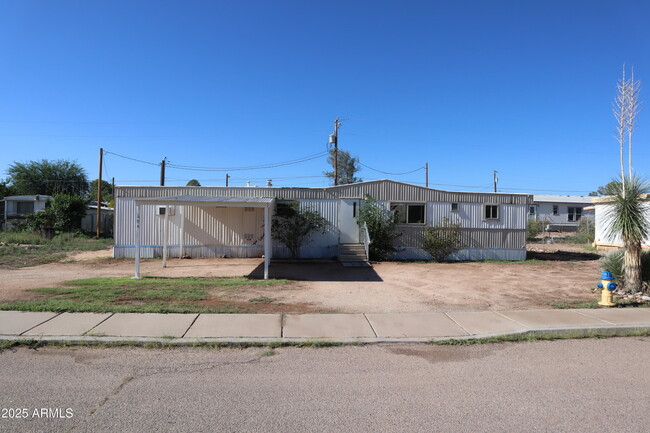 694 E Lesli Dr in Benson, AZ - Building Photo - Building Photo