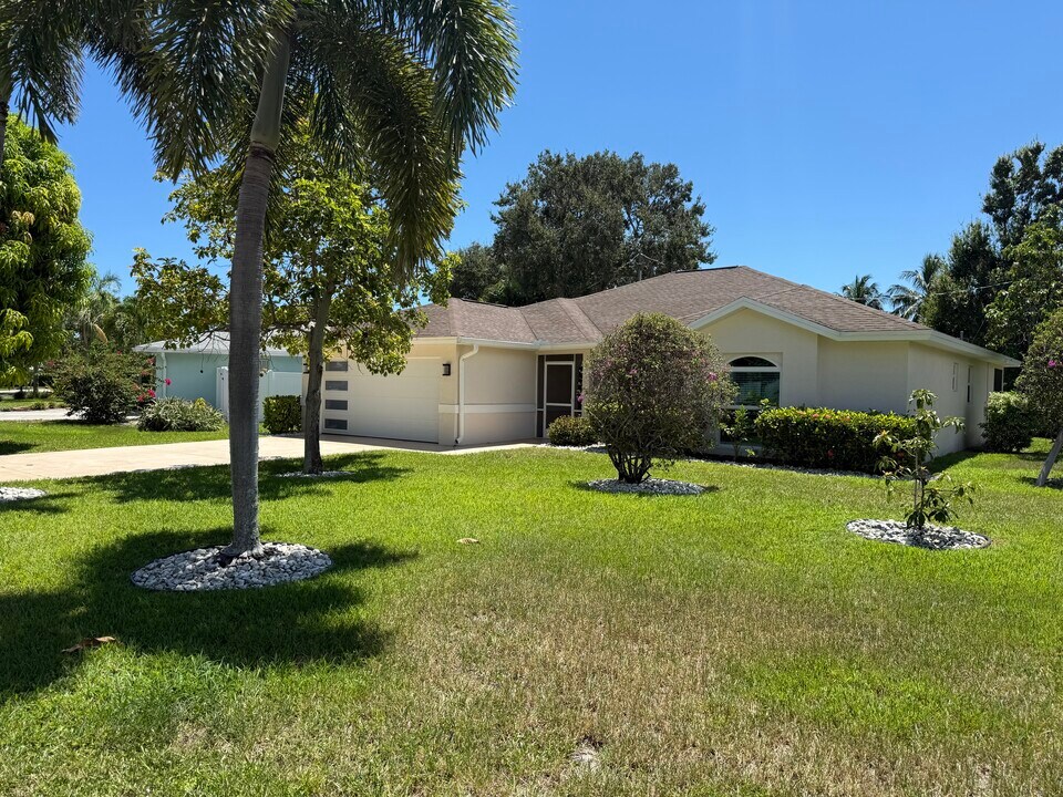 523 Dover Rd in Jupiter, FL - Foto de edificio