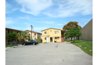 584 NW 65th St in Miami, FL - Building Photo - Building Photo