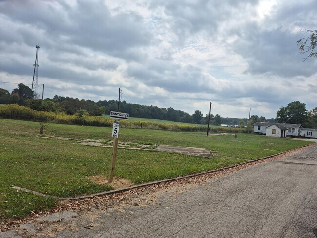 6633 McCartney Rd in Lowellville, OH - Building Photo - Building Photo