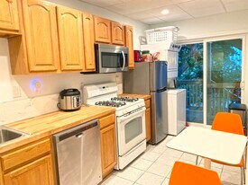130 W 8th St, Unit 3 in Boston, MA - Building Photo