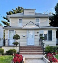 626 Stewart Ave in New Hyde Park, NY - Building Photo - Building Photo