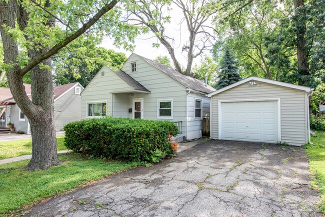 221 Kenwood Dr in Round Lake Park, IL - Foto de edificio - Building Photo
