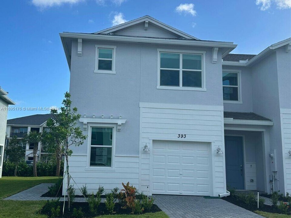 393 SE Crossoak Ln in Port St. Lucie, FL - Foto de edificio