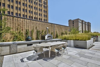 300 Main in San Antonio, TX - Foto de edificio - Building Photo