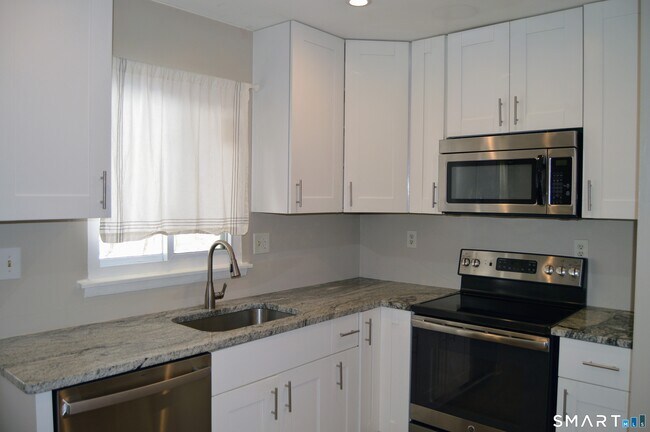 1660 Farmington Ave in Farmington, CT - Building Photo - Building Photo