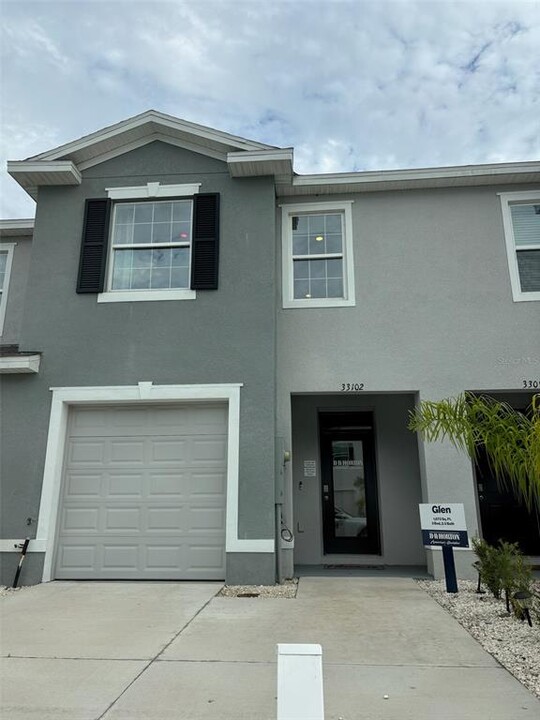 33102 Major Oak Dr in Wesley Chapel, FL - Foto de edificio