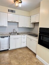 350 E Desert Inn Rd, Unit F104 in Las Vegas, NV - Foto de edificio - Building Photo