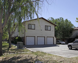 1050 E Ave. Q-3 in Palmdale, CA - Building Photo - Building Photo