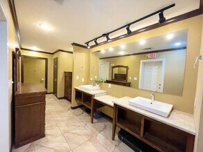 1404 Windsor St in Huntsville, TX - Building Photo - Building Photo