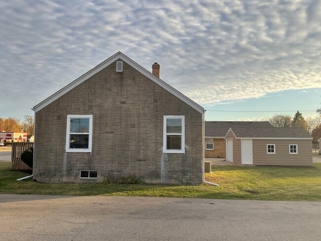 6306 N 2nd St in Loves Park, IL - Foto de edificio - Building Photo