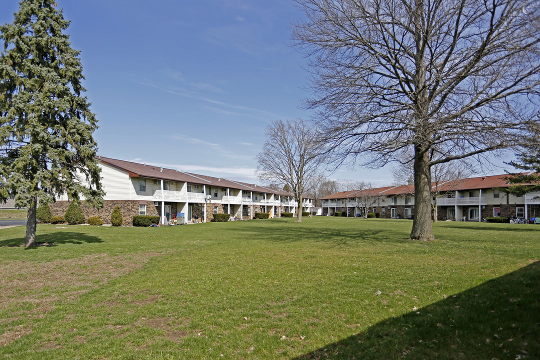 Lake of the Woods in Mahomet, IL - Foto de edificio