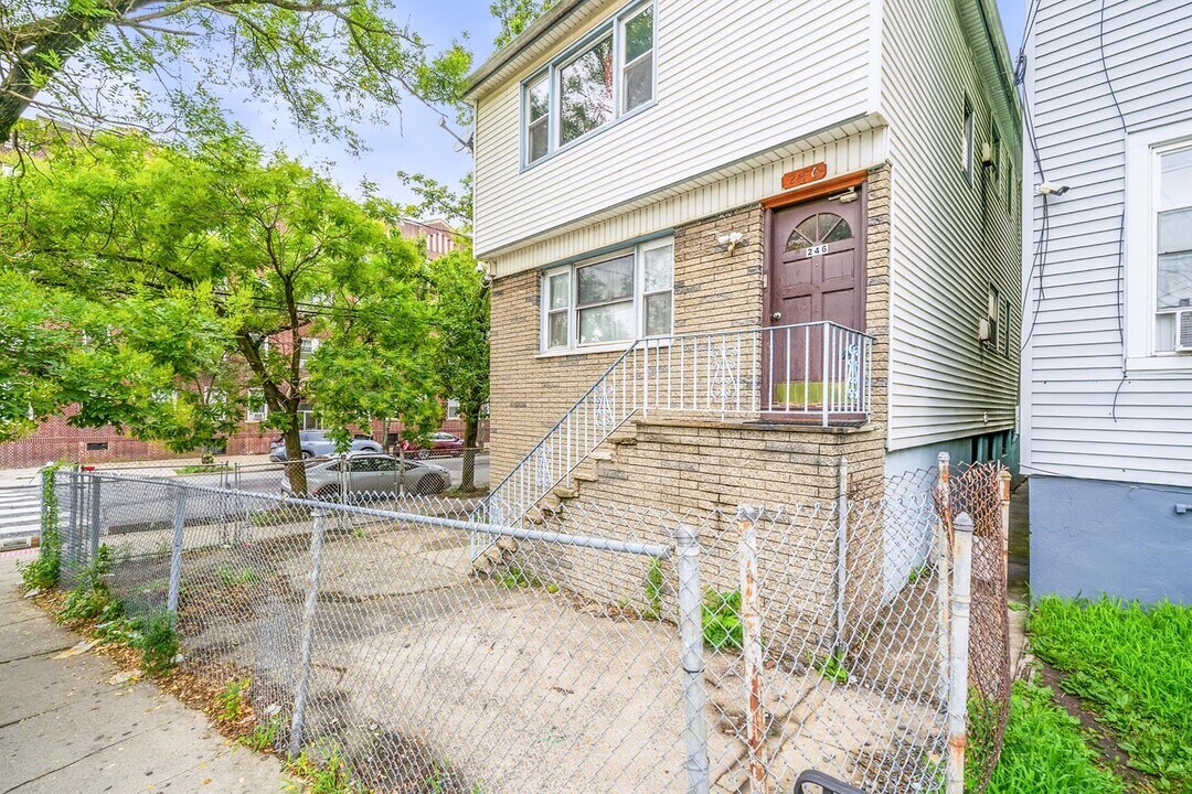 246 Sip Ave in Jersey City, NJ - Building Photo