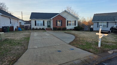 912 Lyme Brook Ln in Charlotte, NC - Foto de edificio - Building Photo