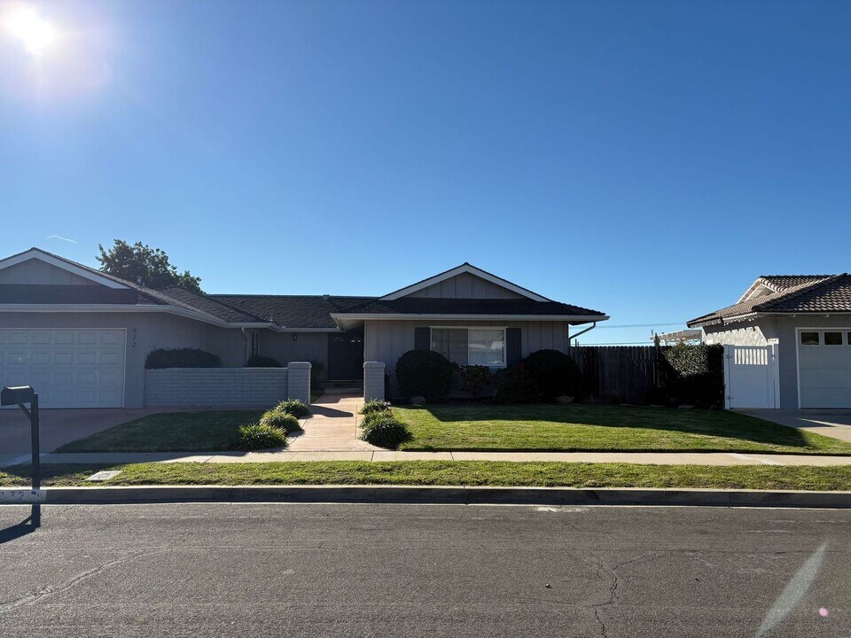 972 Calle Pinata in Thousand Oaks, CA - Foto de edificio