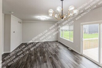 16619 Oakwood Dr in Urbandale, IA - Building Photo - Building Photo